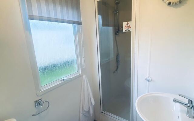 Stunning 2-Bed Sleeps 6 Caravan in Felixstow
