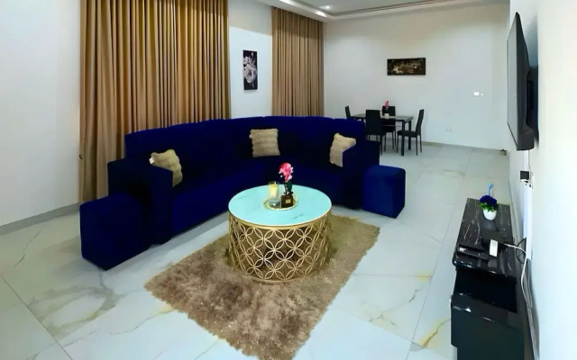 2BR Apartment With Pool and Wifi Near East Airport