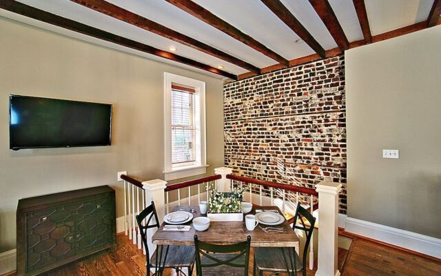 Comfy Carriage House Steps from the River