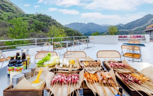 Not late Great Wall Landscape Private Soup Homestay