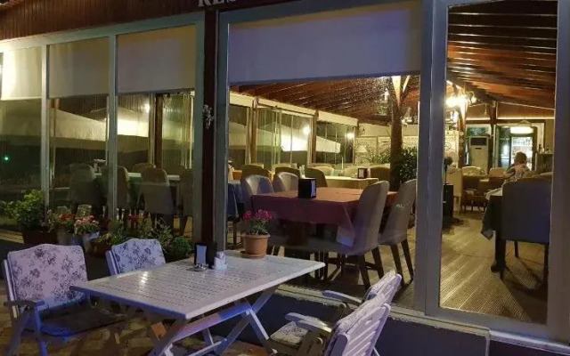 Flora Hotel