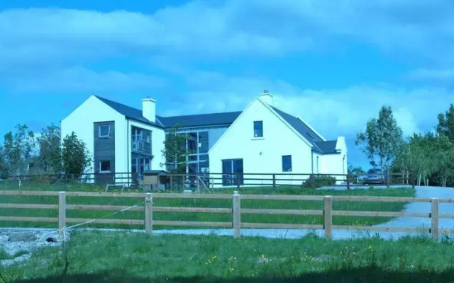Clondanagh Cottage and Farm-on-the-Lake