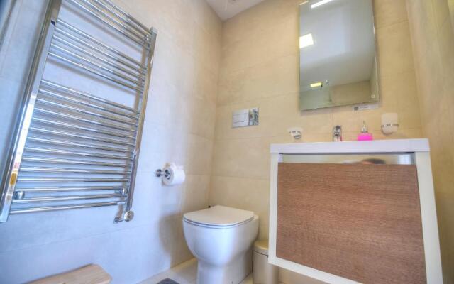 Spacious maisonette with spectacular views IBRI1-1