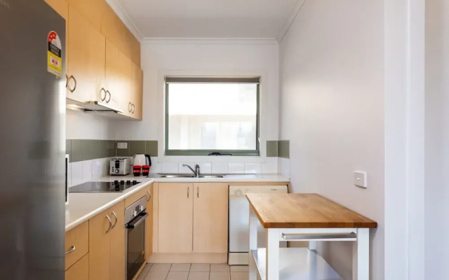 Snug 2-bed Townhouse Near Bustling Shops