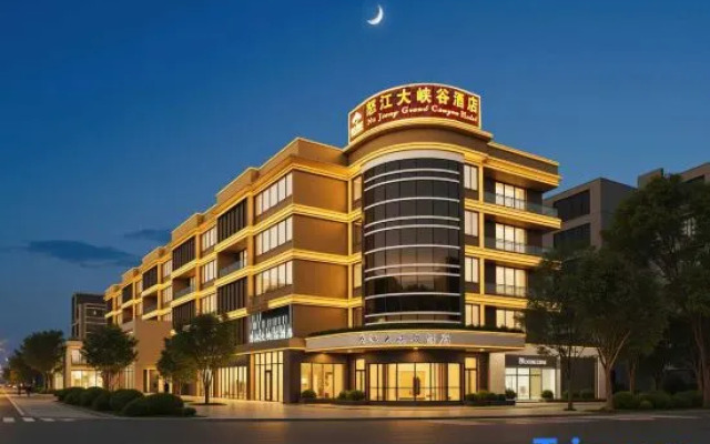 Fall In Love With Nujiang Grand Canyon Hotel
