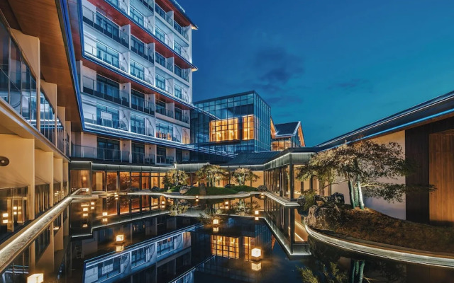 Hualuxe Chongqing Wushan by IHG