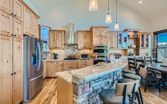 Slopeview Sanctuary 4 Bedroom Home by RedAwning