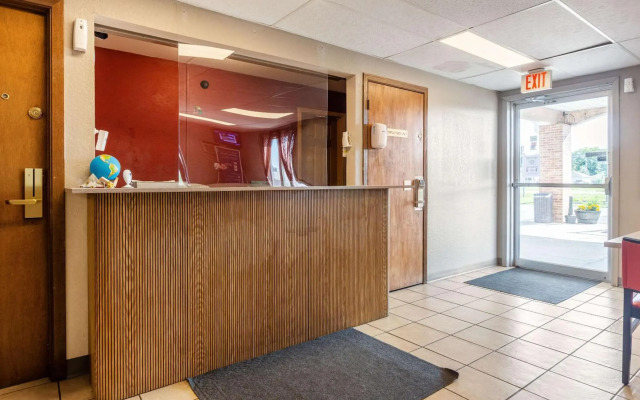 Econo Lodge Inn & Suites