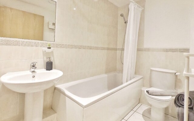 Central Spacious & Stylish Apartment