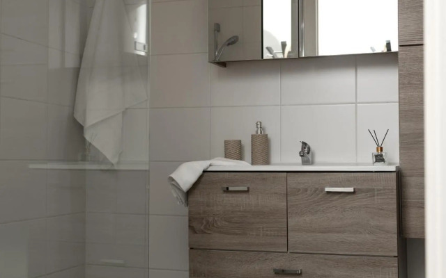 Fresh Apartment with Terrace + Free Parking