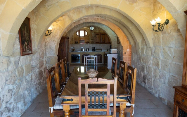 Villeleynah Amazing Gozitan Villa + Pool