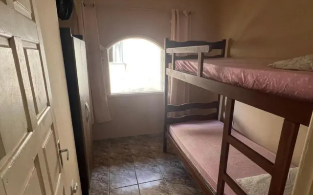 Casa com wi-fi e garagem a 5 minutos da Praia Grande