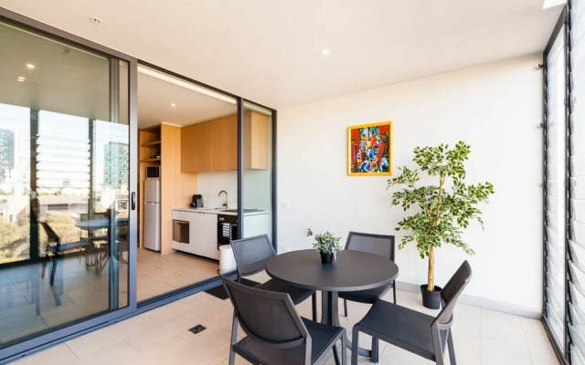 MILES, 1BDR Melbourne Apartment