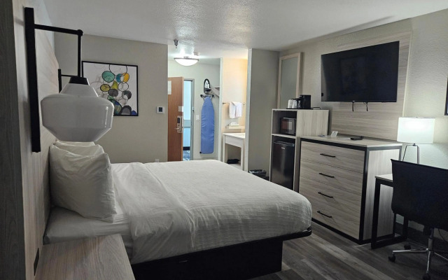 Coratel Inn & Suites by Jasper Park City - Wichita North