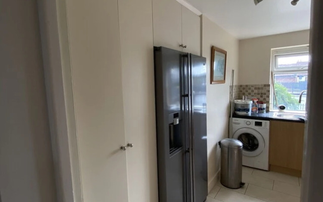 Immaculate 2-bed Apartment in Isleworth by River