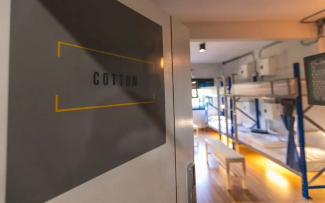 Post Factory Bed & Breakfast Sathorn Hostel - Adults Only