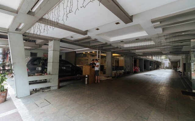 RedDoorz near Quezon City Circle