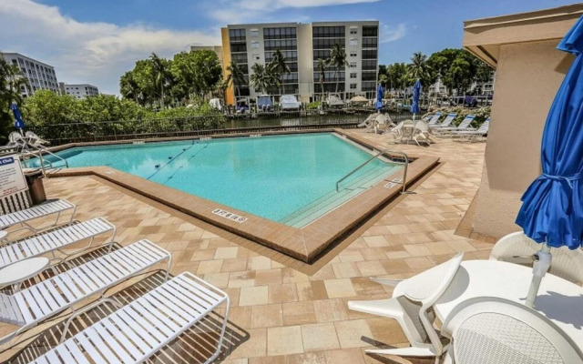 Estero Yacht & Racquet 310