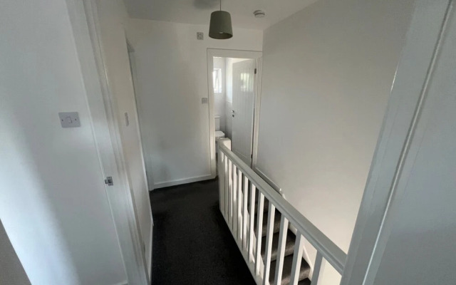 3 Bedroom House - Sleeps 6 & Free Parking