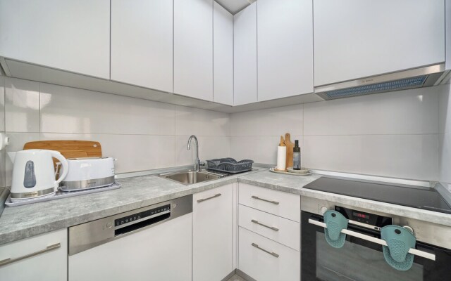 A1-luxury apt w big Balcony, 4 min Walk to Beach