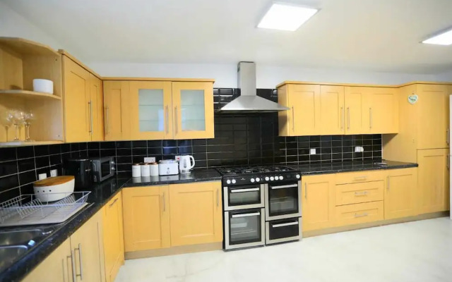 Impeccable 3-bed House in Plumstead, London