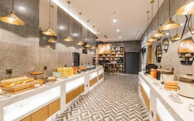 Beijing Temple of Heaven QiNian Street Atour light hotel