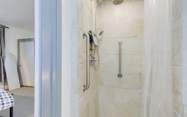 8 Mi to Downtown Seatlle: Pet-friendly Home