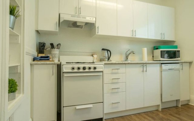 Bright Apartment Near St. Clair W Station