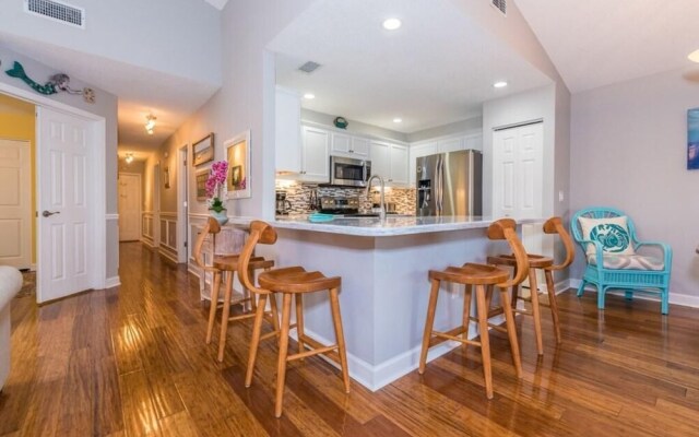 Waterfront vacation home in luxurious resort by Redawning