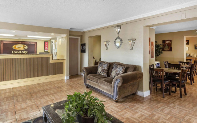 Econo Lodge North