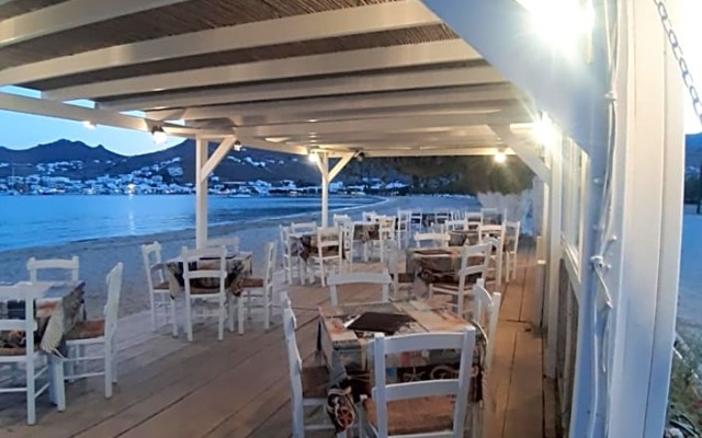 Isalos rooms on the beach