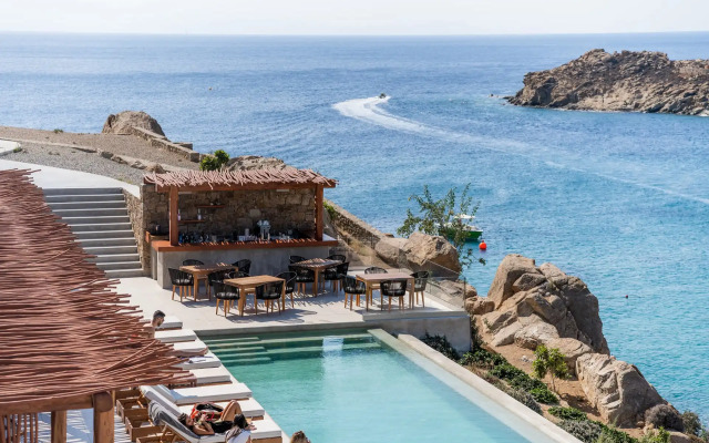 Super Paradise Hotel