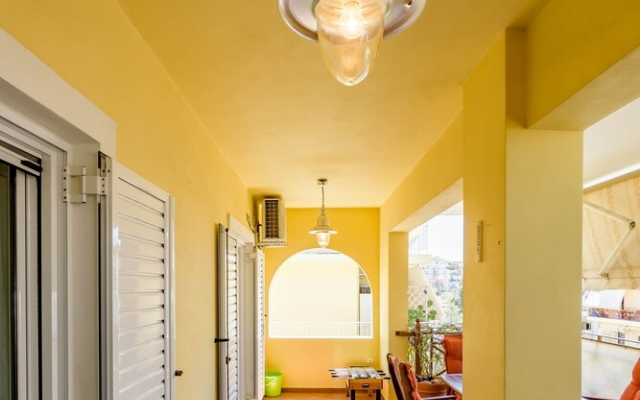 3br maisonette close to metro station