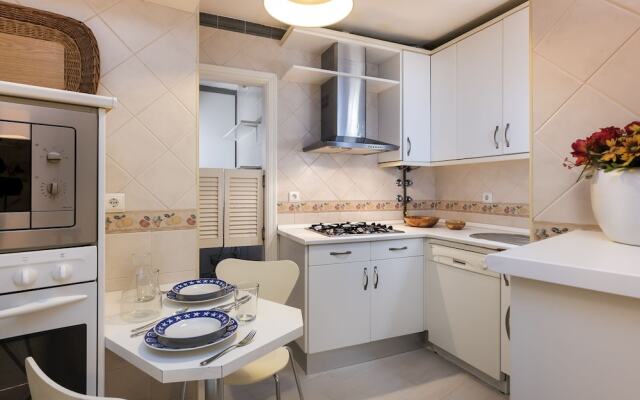 Prime Location 3 BD Duplex With Patio. Fernandez y Gonzalez