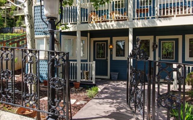 3BR 4BA Motherlode 4 Townhome by RedAwning