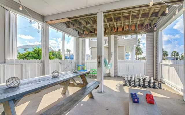 Walk to Pirates Beach - Luxe Galveston Home