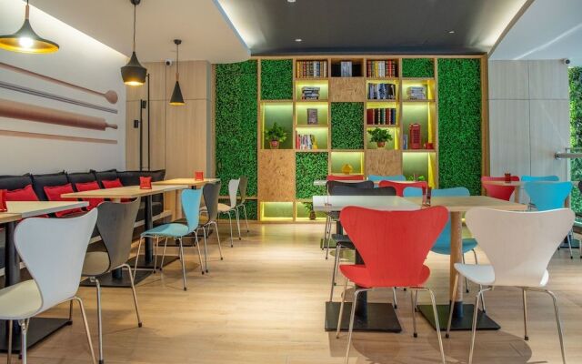 ibis Xinzhou Qiyi Road Hotel