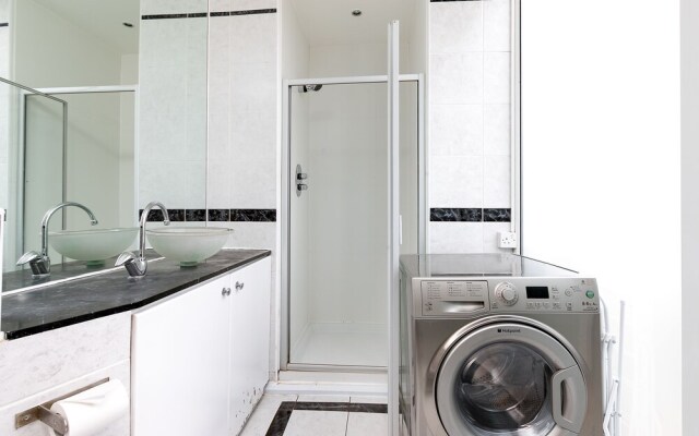 Holloway Road Apartments (Peymans)