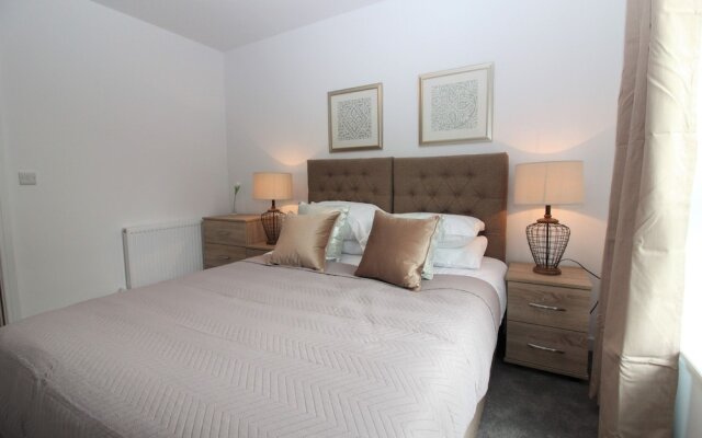 Luxury 2BR Modern Flat for 6 Near Holyrood Park