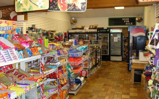 Mount Hood Village Premium Yurt 4