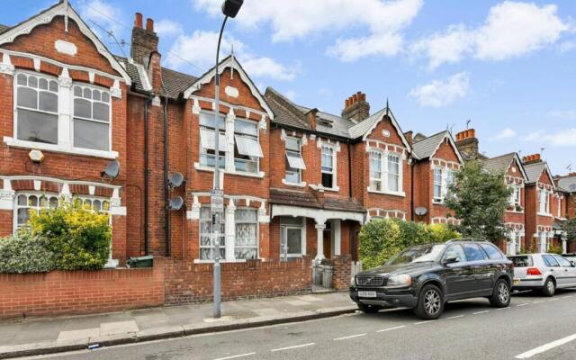 Groves 4 bedroom, Shepherds Bush