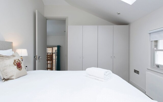 Bright 1BR flat in West London