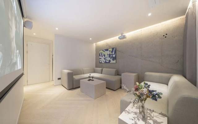 Croissant Hotel Guri by AanK
