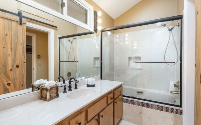 Cedar Upper Luxury Vacation  At Windcliff 3 Bedroom Home by RedAwning