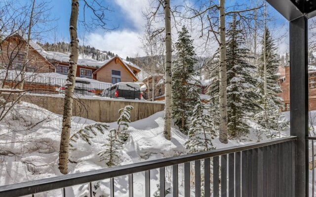 New Listing 3 BR 3 BA Updated Condo - Pool Hot-tub