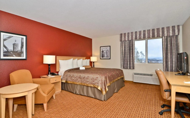 Clackamas Inn & Suites