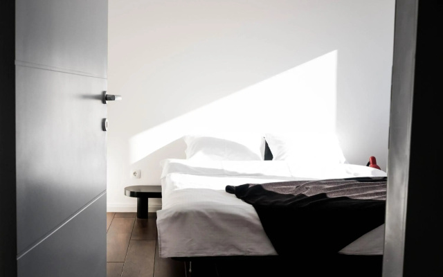 Modern 2-bedroom condo on the 14th floor