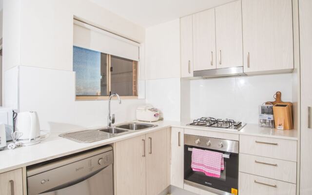 Convenient Rockdale Apartment Next To Station & Beach