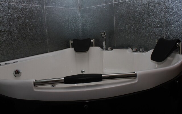 Golden vox hotel suite