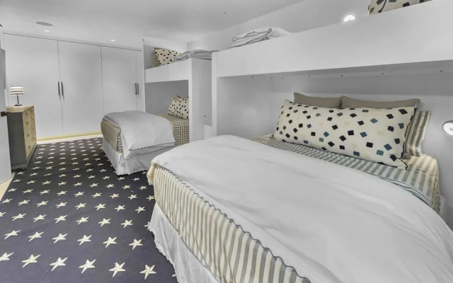 Dream On 4 Bedroom Home by RedAwning